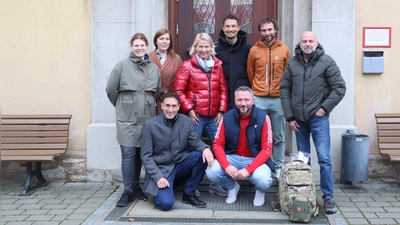 Freuen sich auf den Neujahrslauf 2026: Verena Meyer, Melanie Pfau, Tanja Wüstenhagen, Michael Kühbach, Florian Zech, Klaus Löffler (von links) sowie Wilfried Lehr (vorne links) und Stefan Piott. (Foto: Martina Haas)
