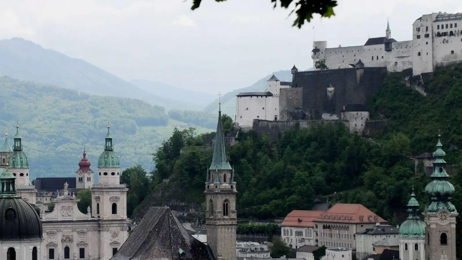 Ein Blick von oben am 19.05.2010 auf die Stadt Salzburg mit der Festung Hohensalzburg. (Foto: Angelika Warmuth/dpa/Archivbild)