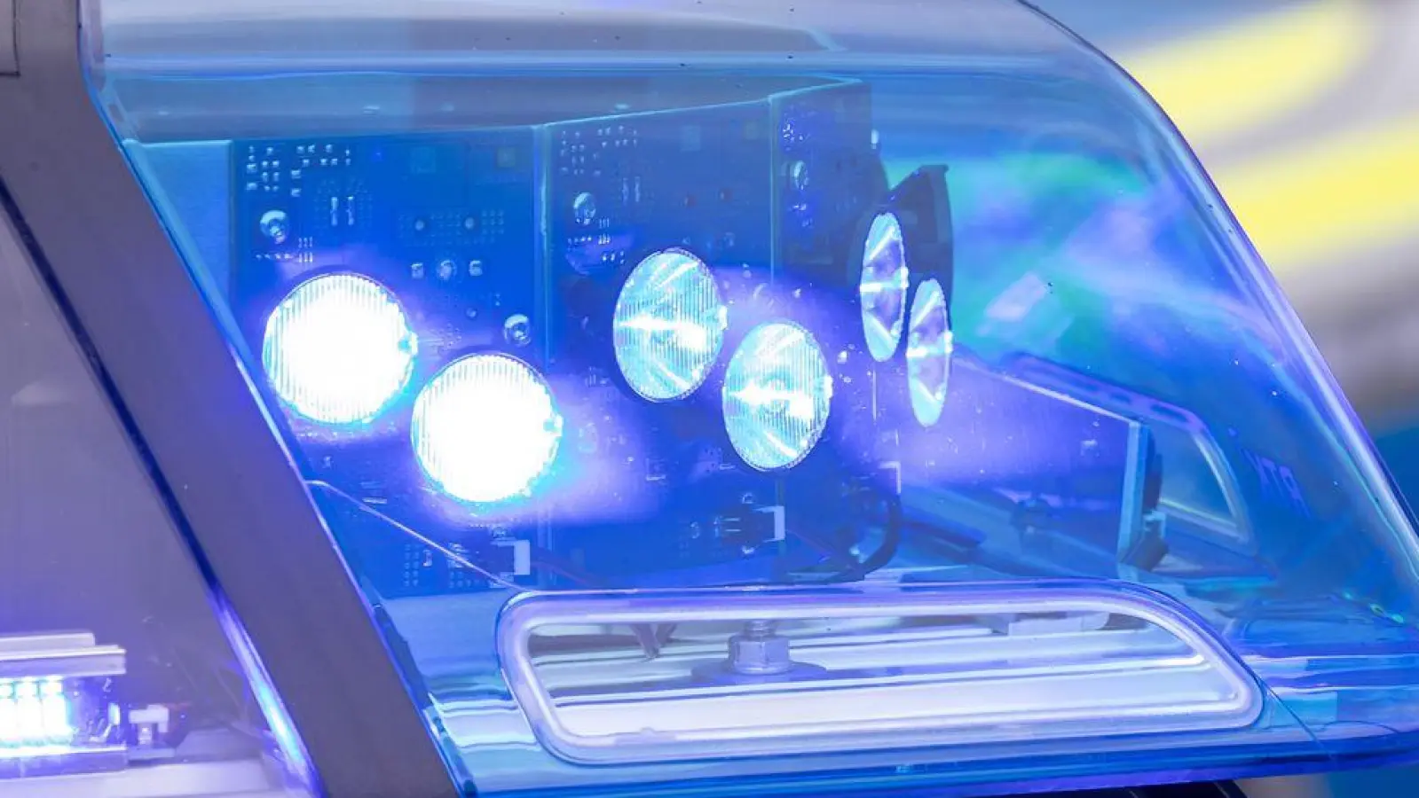 Zehn Passagier des Busses wurden bei dem Unfall verletzt. (Symbolbild) (Foto: Daniel Karmann/dpa)