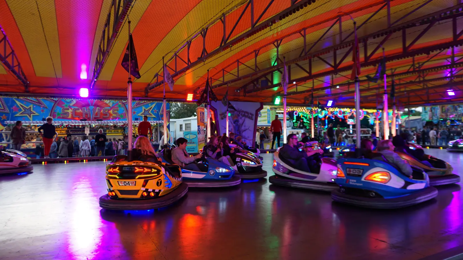 Eigentlich soll die Fahrt im Autoscooter Vergnügen machen. Stattdessen brachte sie einem 17-Jährigen in Burghaslach Prügel. (Symbolbild: Kai Schlichtermann)