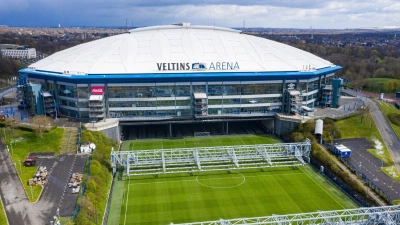 Blaupause für ein modernes Multifunktionsstadion: Der Rasen kann aus der Veltins-Arena herausgefahren werden. (Foto: Guido Kirchner/dpa)