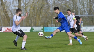 Janosch Maar (im blauen Trikot, hier im Kreisligaspiel gegen den VfB Schillingsfürst) erzielte für den SVV Weigenheim zwei Tore im Lokalderby gegen den FV Uffenheim. Dennoch unterlag die Viktoria dem Bezirksligisten am Ende mit 2:3. (Foto: Martin Rügner)