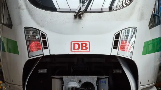 Das Logo der Deutschen Bahn ist auf der Front eines ICE zu sehen. (Foto: Bernd Thissen/dpa/Symbolbild)