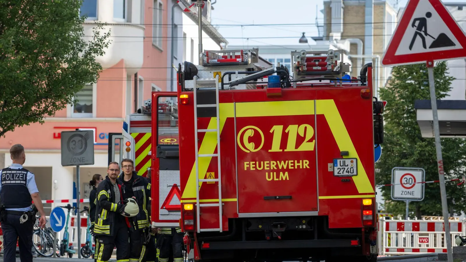 Menschen müssen wegen eines Gaslecks ihre Wohnungen verlassen.  (Foto: Stefan Puchner/dpa)