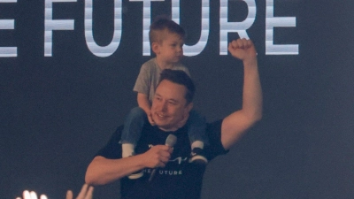 Tesla-Chef Elon Musk ist in die Tesla-Fabrik in Grünheide gekommen. (Foto: Carsten Koall/dpa)
