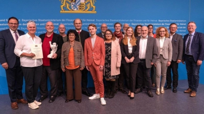 Mit einer stattlichen Schar sind die Verantwortlichen und Mitglieder des Freilandtheaters (FLT) zur Preisverleihung nach Nürnberg gereist. Finanz- und Heimatminister Albert Füracker (Sechster von links) überreichte den Porzellanlöwen und die Urkunde an die Leiter Karin Hornauer und Christian Laubert (2. und 3. von links). (Foto: Charlotte Hornauer)