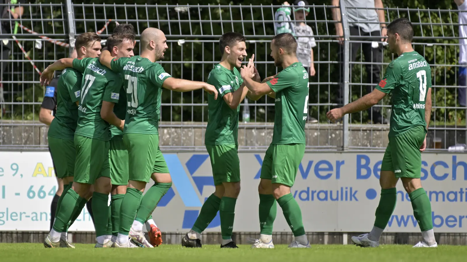 Die Ansbacher bejubeln den Führungstreffer durch Michael Sperr.  (Foto: Martin Rügner)