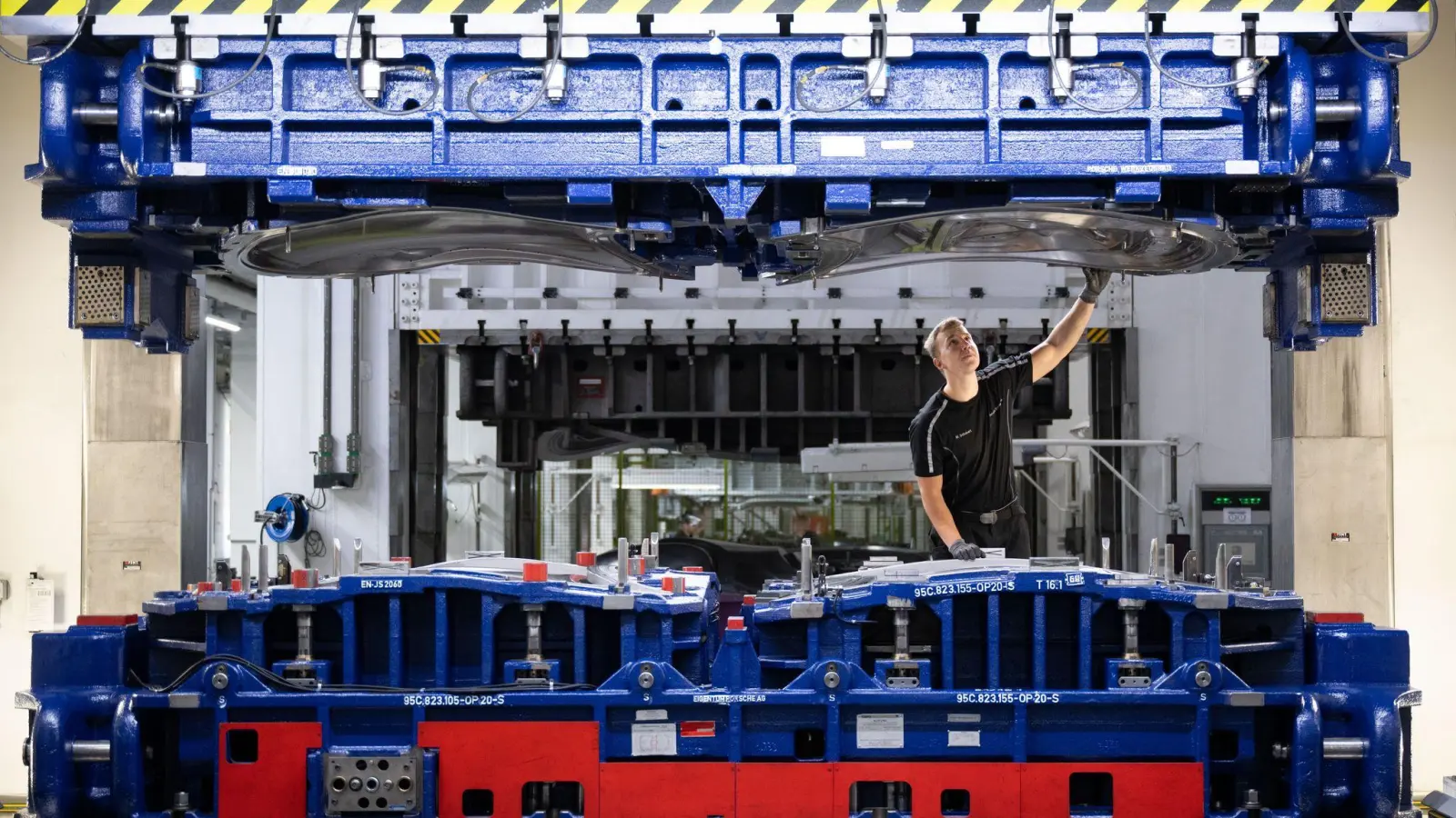 Vorgesehen ist bisher, dass die Körperschaftsteuer ab 2028 schrittweise sinkt. (Symbolbild) (Foto: Sebastian Kahnert/dpa)