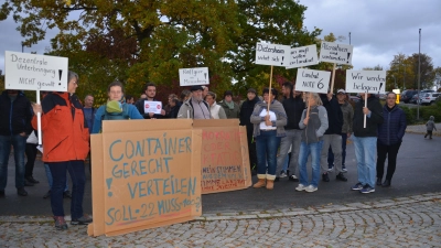 Mit Schildern und Transparenten ausgestattet demonstrierten am Donnerstag rund 30 Dietersheimer gegen die Entscheidung von Landrat Helmut Weiß, in ihrem Ort ein Containerdorf zu errichten. (Foto: Patrick Lauer)
