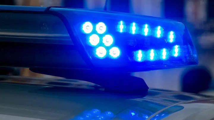 Ein Blaulicht der Polizei leuchtet auf. (Foto: Klaus-Dietmar Gabbert/Symbolbild)