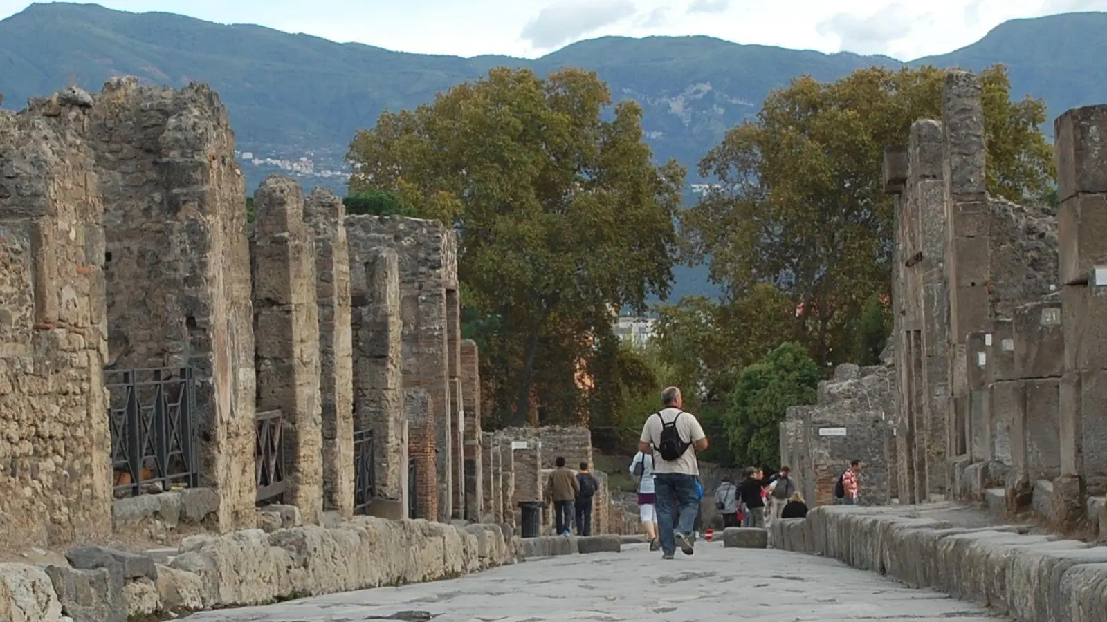 „Pompeji für alle“: Auf der etwa 3,5 Kilometer langen Route können nun auch Besucher mit Gehbeeinträchtigung die Ausgrabungsstätte besichtigen. (Foto: Andreas Heimann/dpa-tmn)