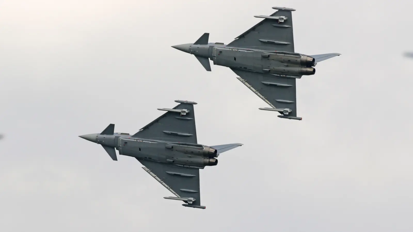 Zwei Kampfjets kreisten im Oktober vergangenen Jahres über Herrieden. Das unangekündigte Tiefflugmanöver wurde mangelhaft ausgeführt, sagt die Bundeswehr. (Symbolbild: Andreas Glöckner/pixabay)