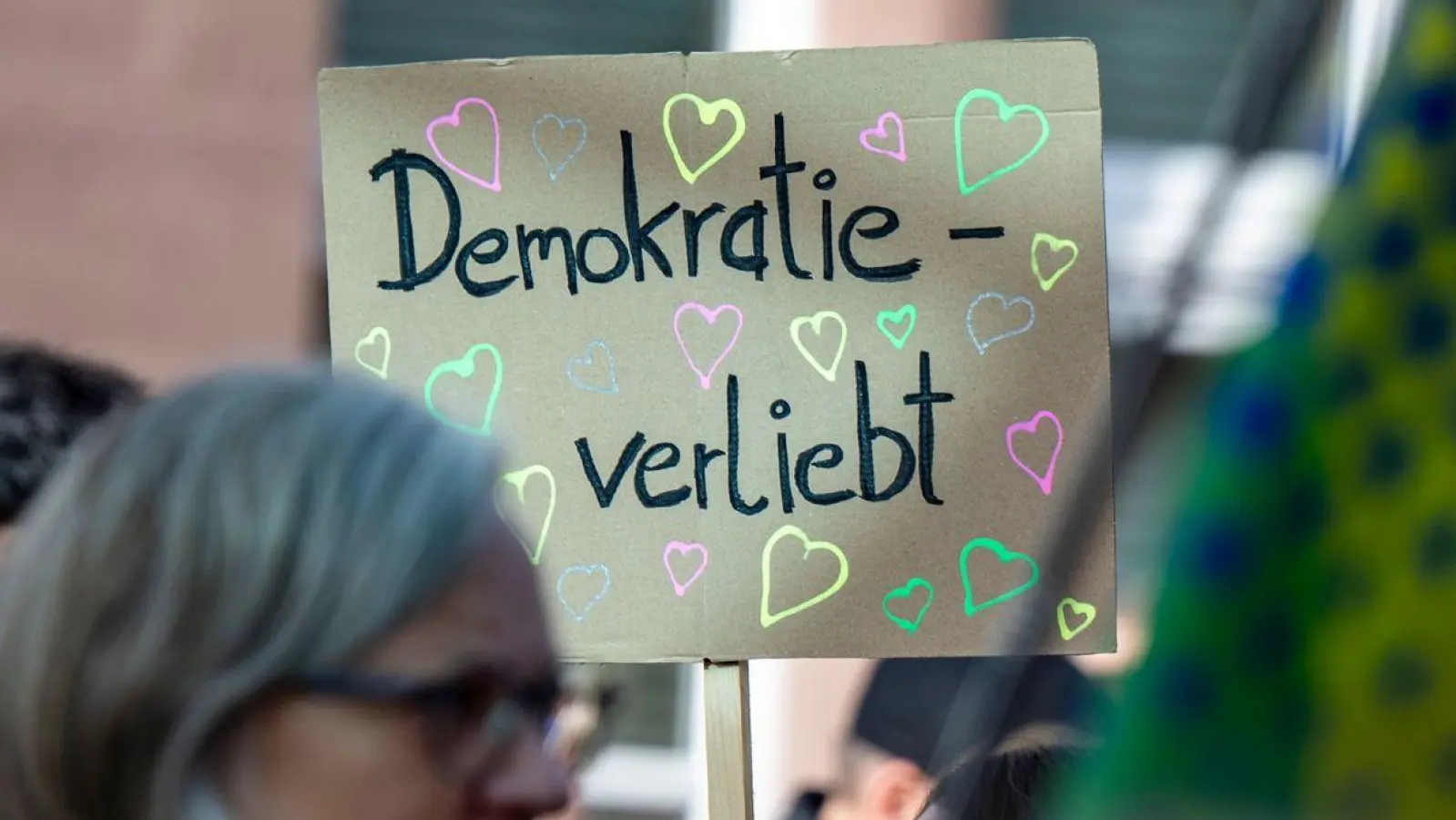 Bei der politischen Kultur steht Deutschland angesichts der steigenden Unterstützung für die AfD vor den größten Herausforderungen. Das teilt die „Economist Intelligence Unit“ mit. (Foto: David Inderlied/dpa)