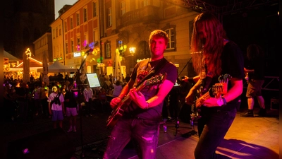 Das Altstadtfest (hier die Band Tape Jam am Martin Luther Platz) war im vergangenen Jahr ein Publikumsmagnet. Steigende Sicherheitsanforderungen auf der einen und interne Personalengpässe auf der anderen Seite machen das Fest in diesem Jahr zur Herausforderung. (Archivbild: Evi Lemberger)