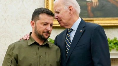 Dankt für die Untersützung an „allen 575 Tagen“ des Krieges: Wolodymyr Selenskyj zu Besuch bei Joe Biden. (Foto: Evan Vucci/AP/dpa)