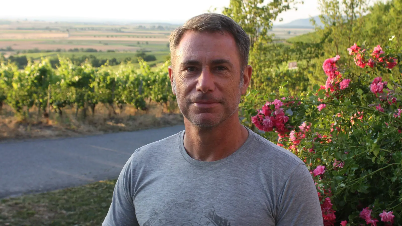 Aus Bali zu Besuch bei der Verwandtschaft in Ippesheim: Auf dem Bild ist Frank Ulf Josten in den Bullenheimer Weinbergen zu sehen, wo er in der Weinparadiesscheune zu Gast war. (Foto: Anna Beigel)