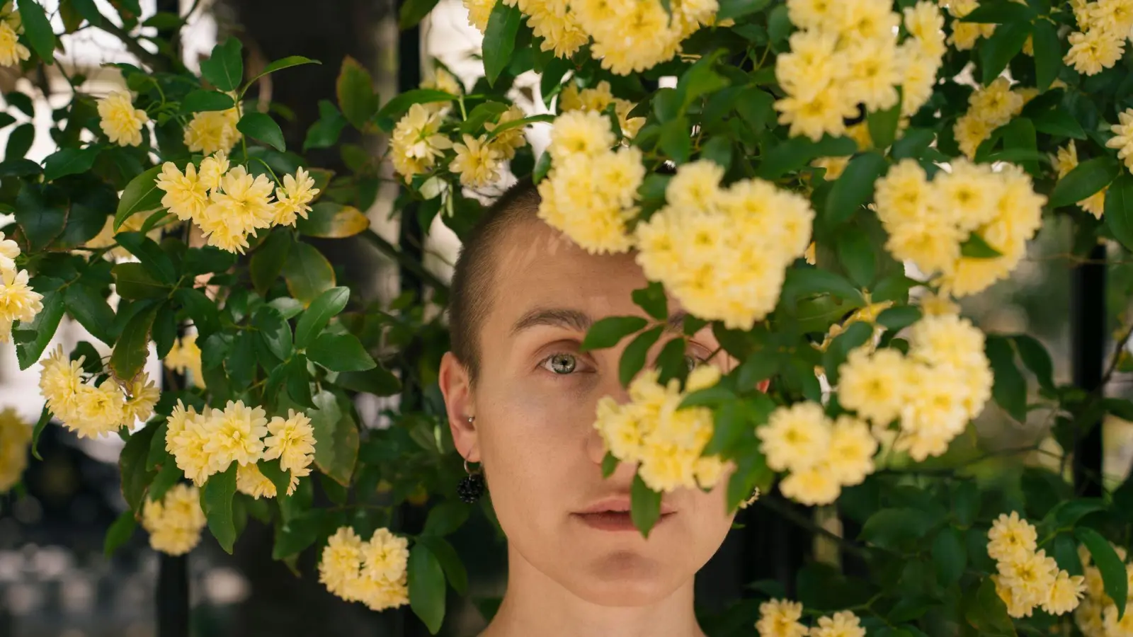 Das Gefühl, weniger „wert“ zu sein als andere, kann belasten und zu Vermeidungsverhalten führen. Hier ist es wichtig zu erkennen, dass es ein subjektives Gefühl ist - und eines, an dem man arbeiten kann. (Foto: Yuliia Blazhuk/Westend61/dpa-tmn)