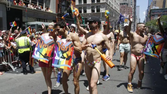 Menschen in Badehosen nehmen an der Pride-Parade in New York teil. (Foto: Niyi Fote/TheNEWS2 via ZUMA Press Wire/dpa)