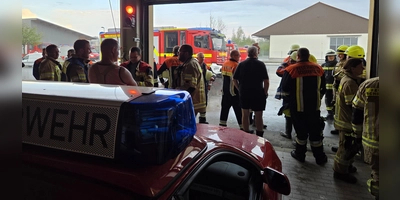 Im Feuerwehrgerätehaus Uehlfeld sammeln sich die Kräfte. (Foto: Kreisfeuerwehrverband NEA/Rainer Weiskirchen)