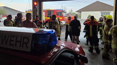 Im Feuerwehrgerätehaus Uehlfeld sammeln sich die Kräfte. (Foto: Kreisfeuerwehrverband NEA/Rainer Weiskirchen)