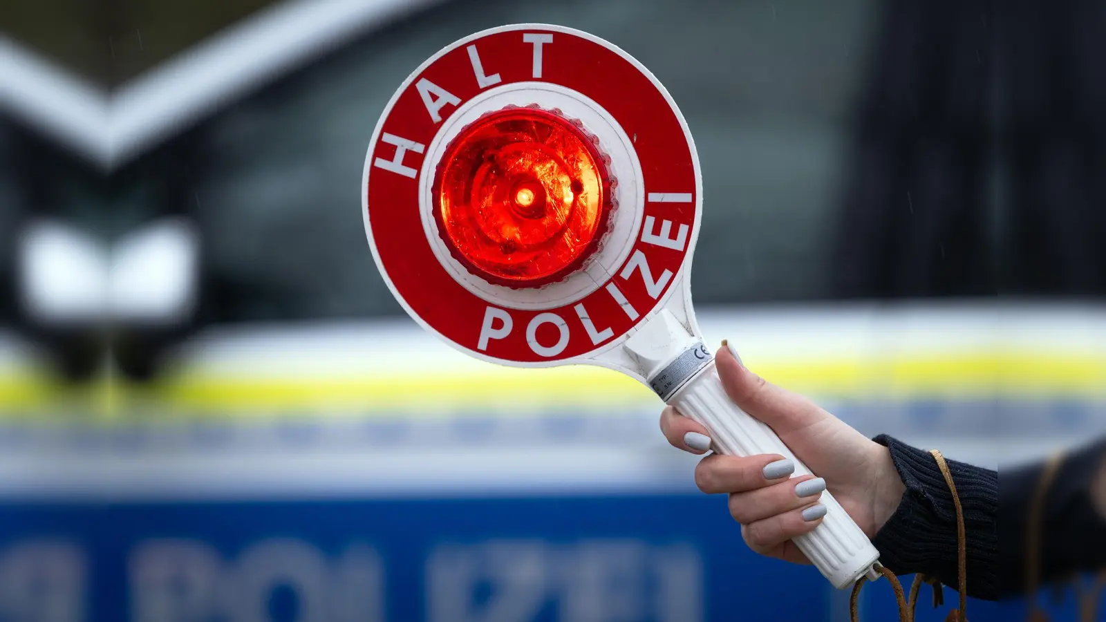 Die Beamten zogen den Mann bei einer Geschwindigkeitskontrolle aus dem Verkehr. (Symbolbild) (Foto: Soeren Stache/dpa)