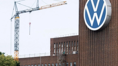 Bei Volkswagen hat es überraschend eine Einigung über die Sanierungspläne des Vorstands gegeben. (Archivbild) (Foto: Julian Stratenschulte/dpa)