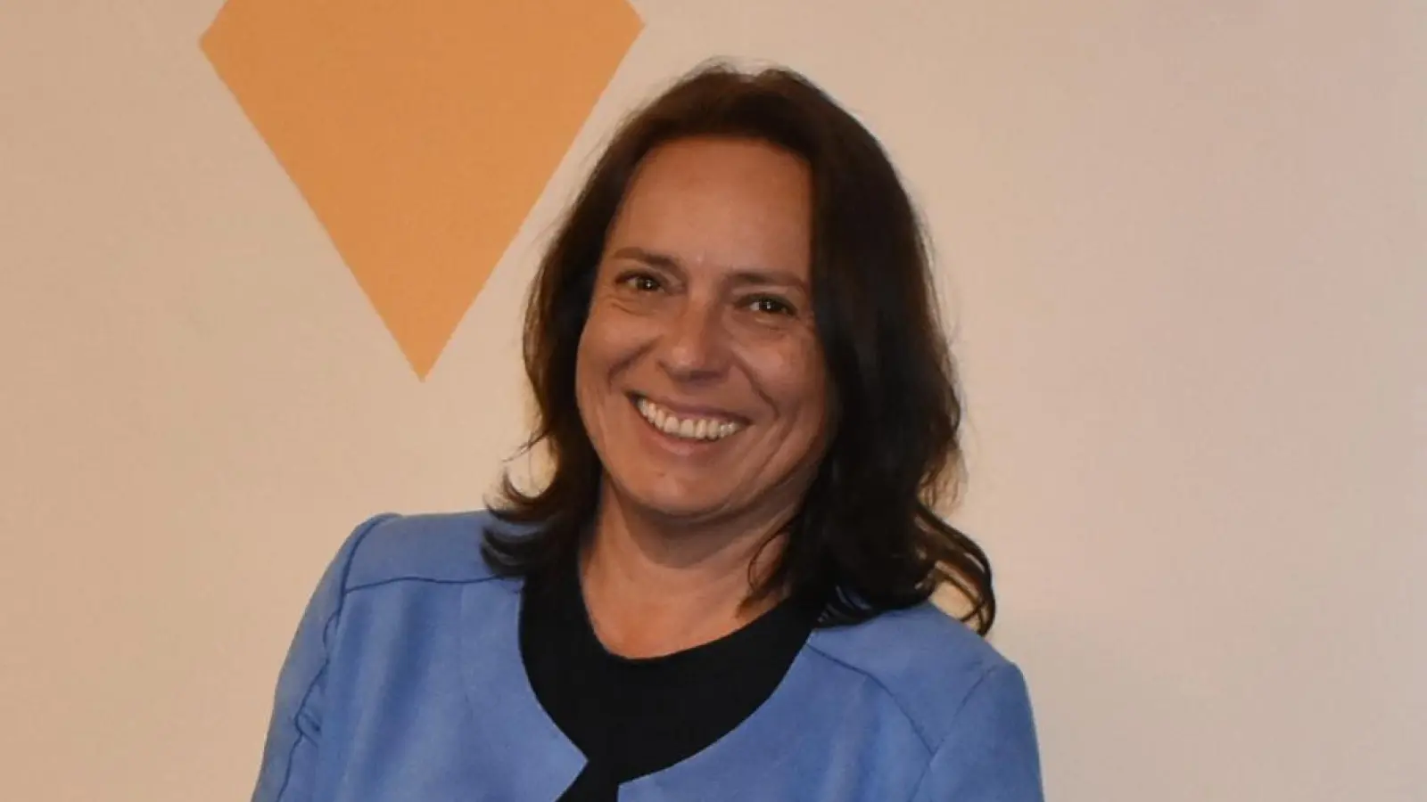 Die ersten fünf Rentnertüten holten Edith Jordan vom Emskirchener „AurachTreff“ und Bürgermeisterin Sandra Winkelspecht (Mitte) im Neustädter Tafelladen ab. Darüber freut sich Thomas Nicol. (Foto: Ute Niephaus)