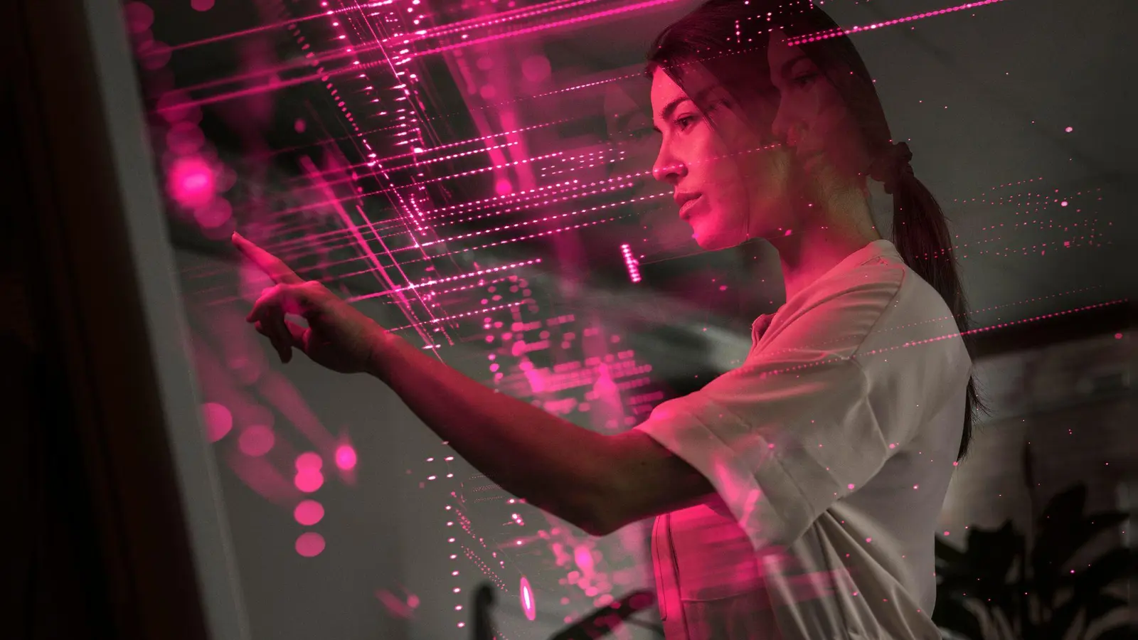 Künstliche Intelligenz wird in Unternehmen zunehmend eingesetzt. Dass es allein dadurch weniger Jobs auf dem Einstiegslevel gibt, ist aber nicht systematisch belegt. (Foto: Uwe Umstätter/Westend61/dpa-tmn)