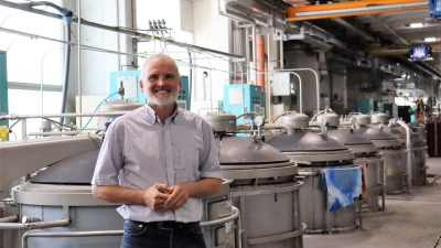 In den Kesseln hinter Klaus Christ wird das Garn gefärbt und getrocknet. (Foto: Antonia Müller)