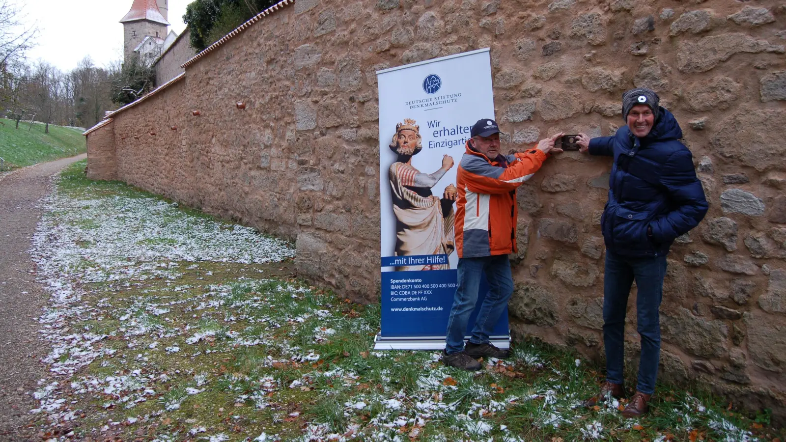 Eine kleine Tafel an der Zwingermauer erinnert an die Unterstützung der Deutschen Stiftung Denkmalschutz bei der Sanierung der Wehranlage. Unser Foto zeigt den Sprecher des Ortskuratoriums, Manfred Kiesel (links), und OB Dr. Christoph Hammer bei der Montage. (Foto: Markus Weinzierl)