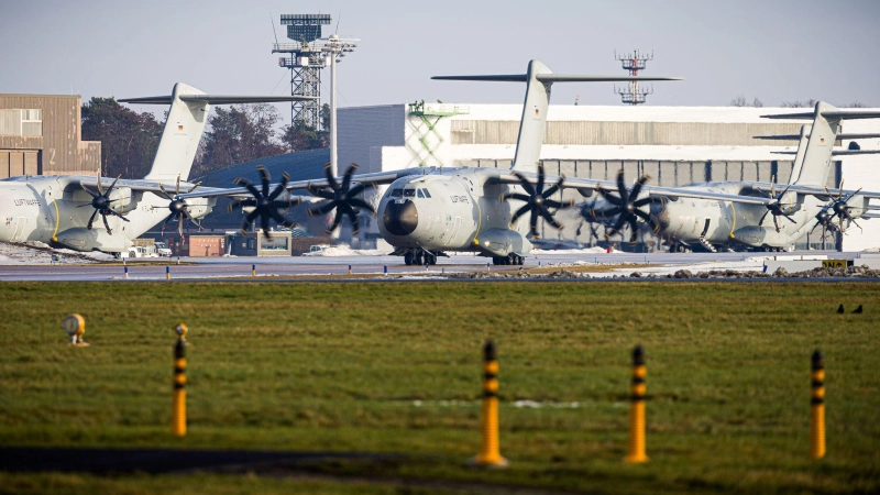 Deutsche Bundeswehr-Soldaten sind am Morgen vom Fliegerhorst Wunstorf nach Dänemark gestartet. (Foto: Moritz Frankenberg/dpa)