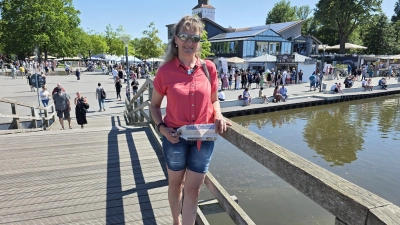 Mit der FLZ unterwegs: Vom Wochenendtrip zur Uferpromenade am Steinhuder Meer in Niedersachsen grüßte Beate Claus aus Ansbach. (Foto: Michael Wagner)