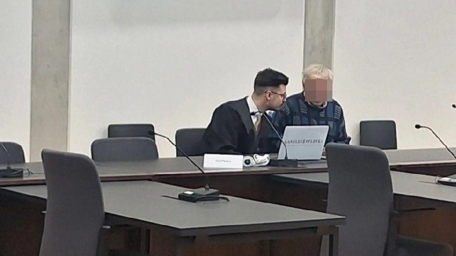 Der angeklagte Landwirt schwieg zum Prozessauftakt. Er überließ das Reden seinem Anwalt Fabian Pflefka (links). (Foto: Daniela Ramsauer)