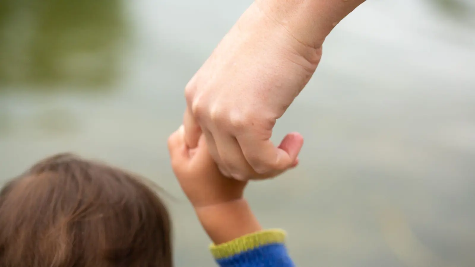 In gleichgeschlechtlichen Partnerschaften müssen Frauen ihr Kind adoptieren, um als Mutter zu gelten. (Symbolbild) (Foto: Fernando Gutierrez-Juarez/dpa)