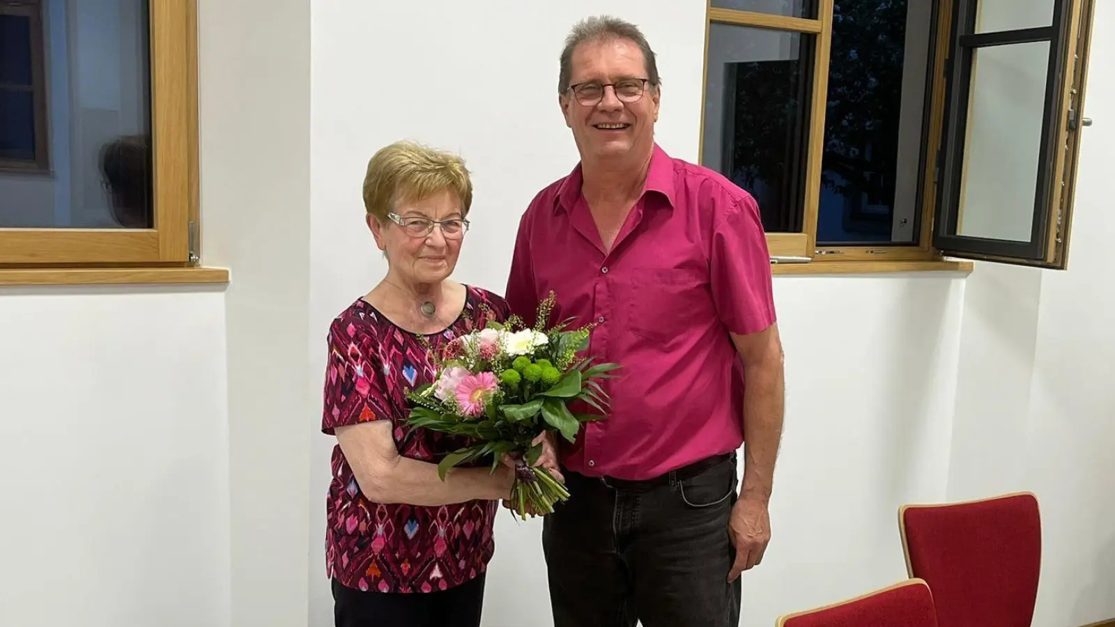 Zum Ehrenvorsitz gab es für Elisabeth Henninger aus den Händen ihres Nachfolgers Jürgen Mönius noch Blumen dazu. (Foto: Wolfgang Schniske)