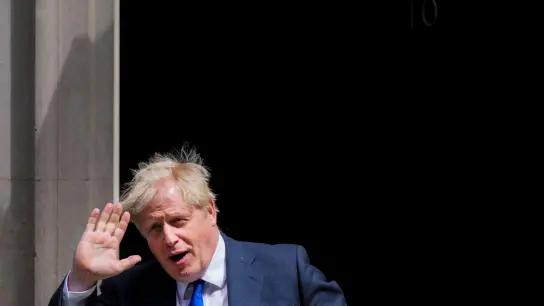 Boris Johnson verlässt die 10 Downing Street. (Foto: Frank Augstein/AP/dpa)
