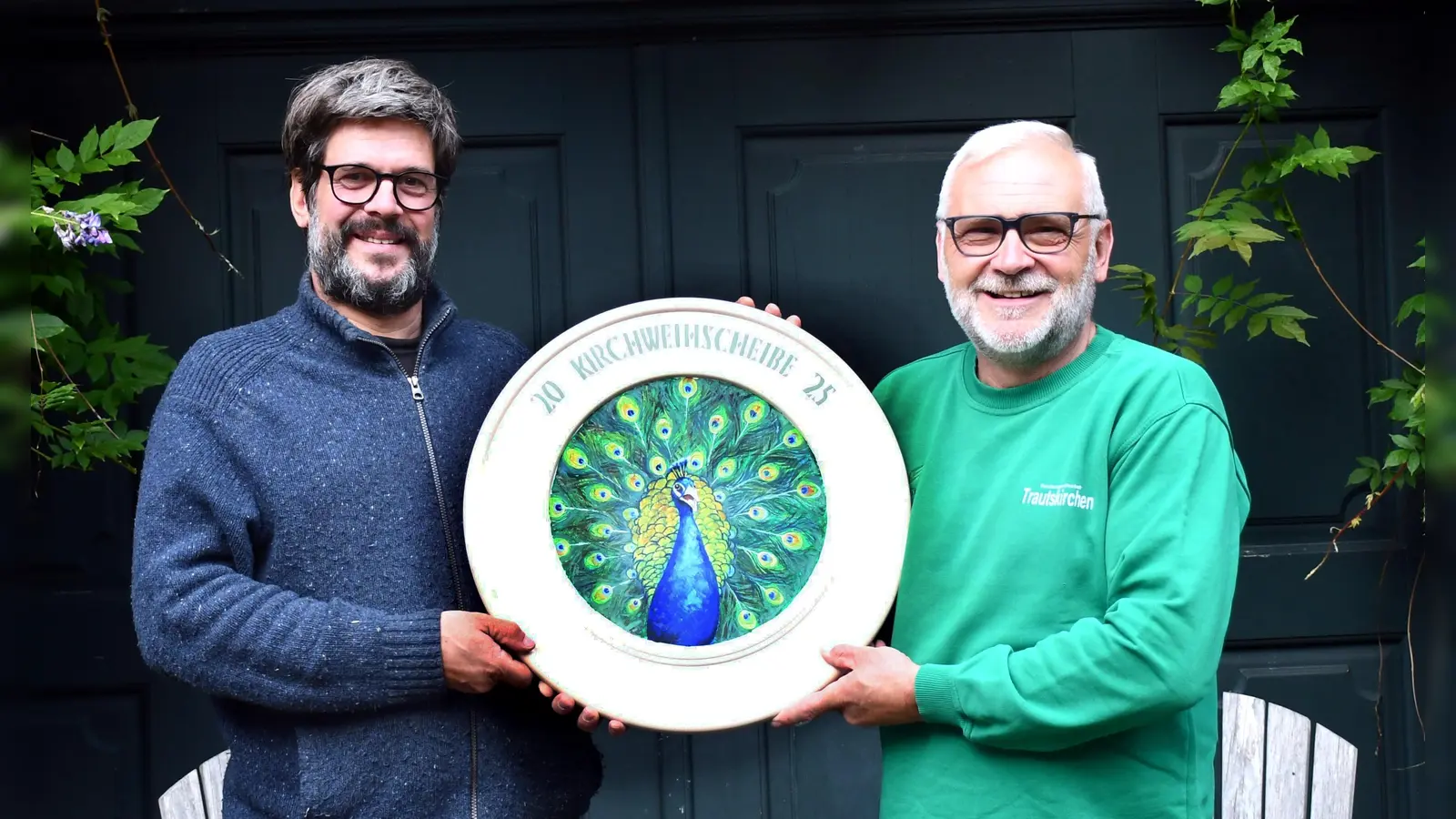 Joris Callens und Kurt Endreß mit der Kerwascheibe.  (Foto: Gudrun Schwarz-Köhler)