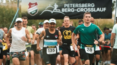 Szene vom Start des 10-km-Laufes, vorne in der Mitte läuft der spätere Sieger Arjun Pradhan (#135). (Foto: YES.WHY)