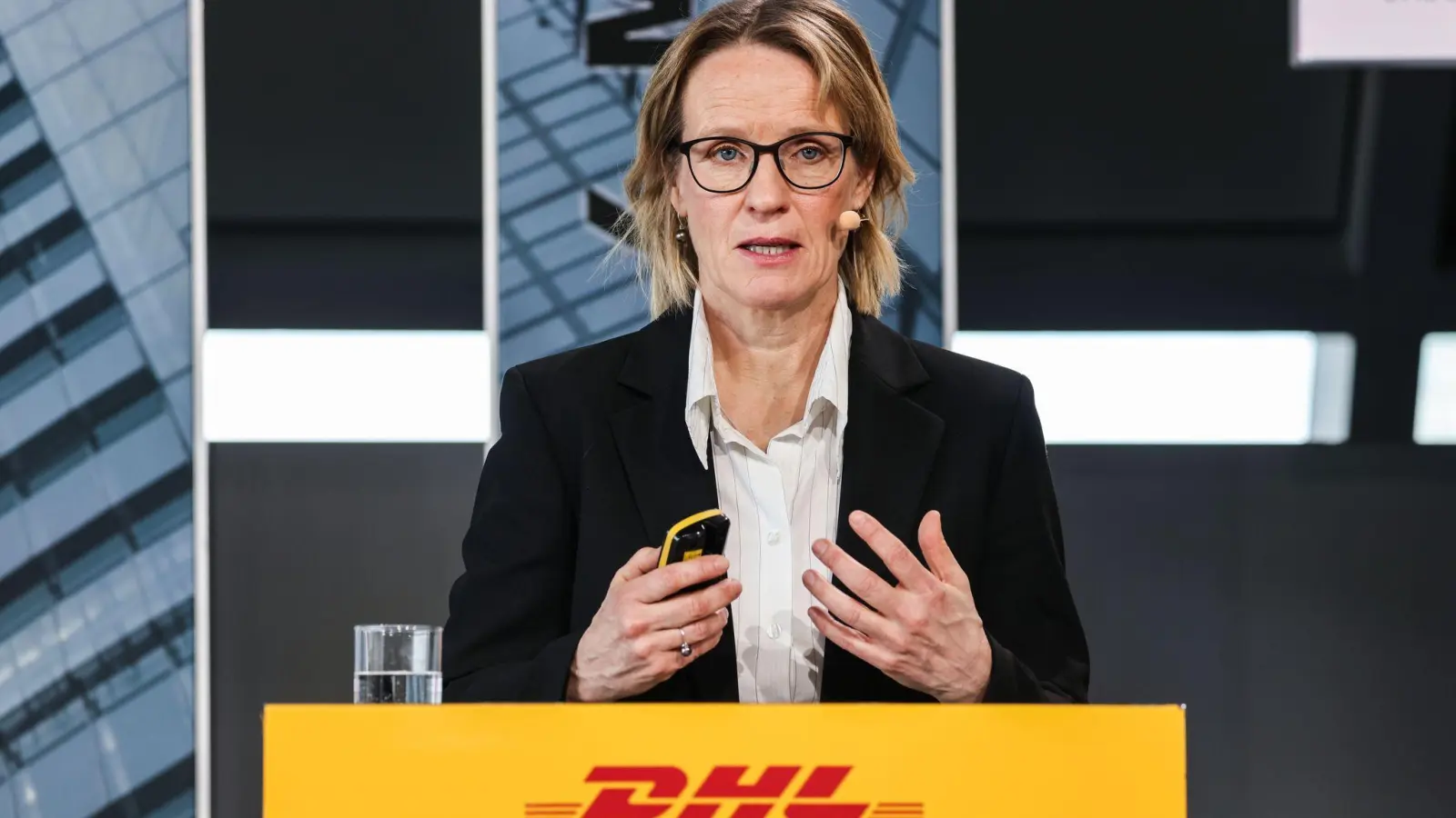 Melanie Kreis bei der DHL-Bilanzpressekonferenz 2025. (Foto: Oliver Berg/dpa)