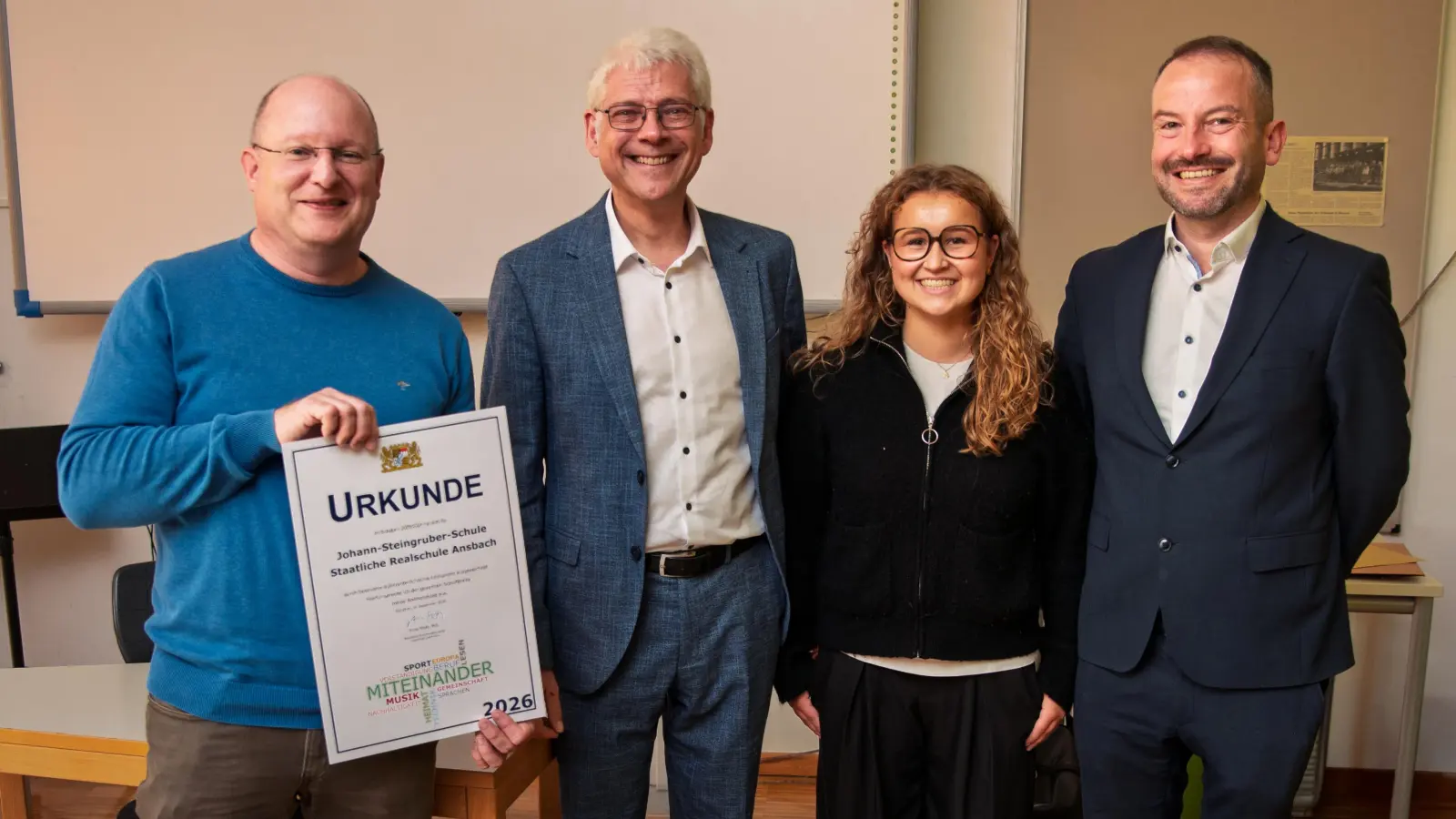 Freuen sich über den Schulpreis (von links): der Vorsitzende des Personalrats, Stefan Schmitt, der Ministerialbeauftragte für die Realschulen Mittelfrankens, Michael Schmidt, sowie Schülersprecherin Liora Reiser und Schulleiter Thomas Häckel. (Foto: Marco Ganzmann)