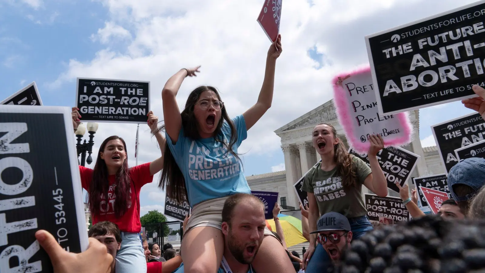 Abtreibungsgegner feiern das Urteil des Obersten Gerichtshofs, mit dem das Urteil Roe v. Wade gekippt wurde, in Washington. (Foto: Jose Luis Magana/AP/dpa)
