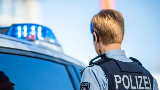 Die Polizei musste bei einer körperlichen Auseinandersetzung zwischen Jugendlichen in Leutershausen eingreifen. (Symbolbild: David Inderlied/dpa/Illustration)