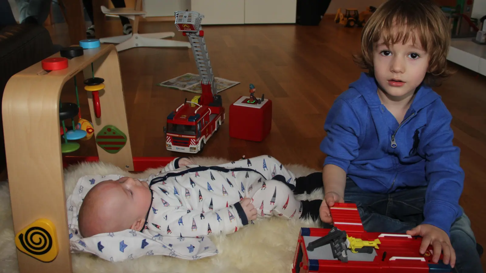 Wenn der große Bruder von der Kita zurückkommt, hat er viel zu erzählen. Für manche Eltern bedeuten die Gebühren dort aber eine finanzielle Last. (Symbolbild: Oliver Herbst)