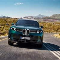 Kleine Nieren und vier X als Tagfahrleuchten: So fährt der neue X5 vor. (Foto: Uwe Fischer/BMW AG/dpa-tmn)