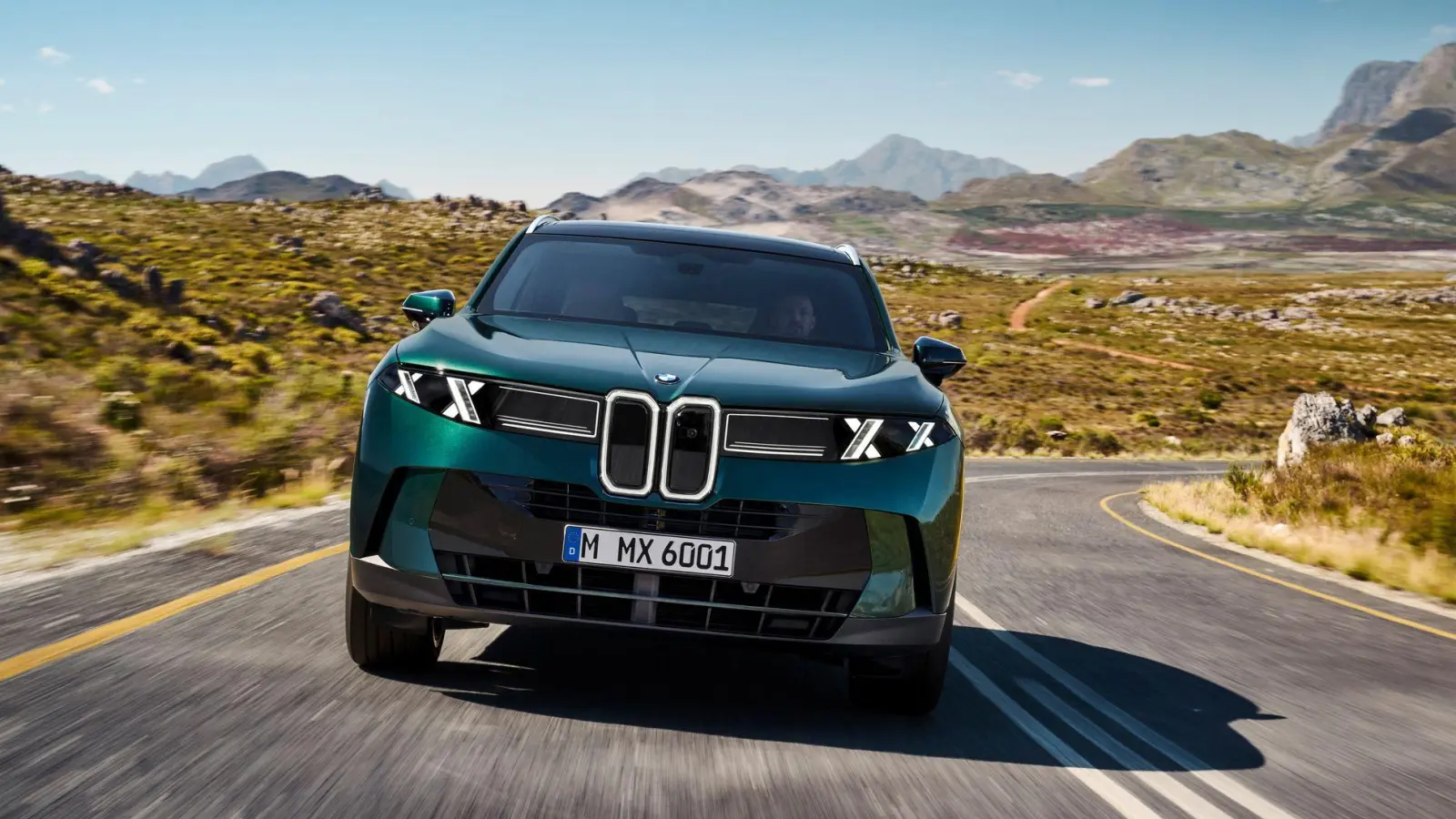 Kleine Nieren und vier X als Tagfahrleuchten: So fährt der neue X5 vor. (Foto: Uwe Fischer/BMW AG/dpa-tmn)