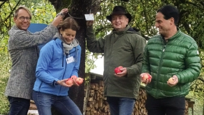 Befestigten das erste Info-Schild (von links): Alexander Müller (OGV Schalkhausen), Eva Schmid (Landschaftspflegeverband Mittelfranken), OB Thomas Deffner und Axel Hilterhaus. (Foto: Alexander Müller (Selbstauslöser))
