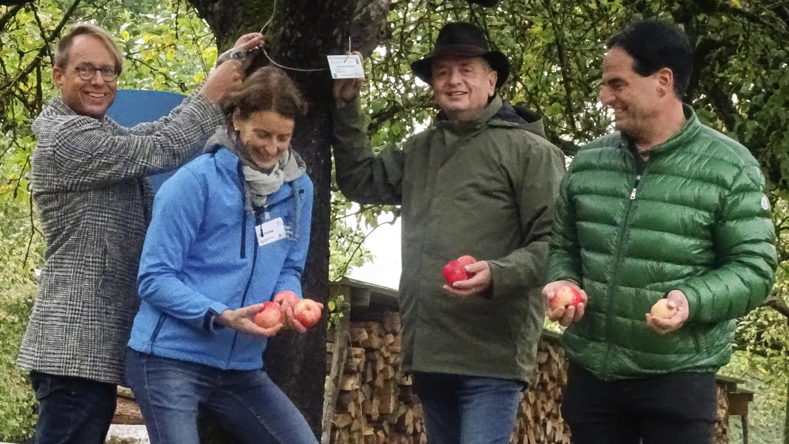 Befestigten das erste Info-Schild (von links): Alexander Müller (OGV Schalkhausen), Eva Schmid (Landschaftspflegeverband Mittelfranken), OB Thomas Deffner und Axel Hilterhaus. (Foto: Alexander Müller (Selbstauslöser))