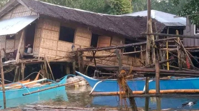 Ein beschädigtes Haus in der Stadt Hinatuan. (Foto: Uncredited/LGU HINATUAN/dpa)