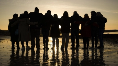 Opfer und Überlebende des Nordirland-Konflikts haben sich am Karfreitag bei Sonnenaufgang zum Gedenken versammelt. (Foto: Liam Mcburney/PA Wire/dpa)