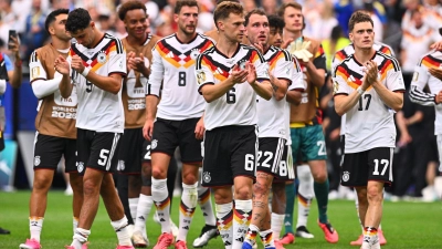 Die deutsche Mannschaft feiert den gelungenen Auftakt. (Foto: Tom Weller/dpa)